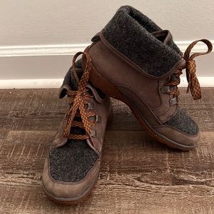 Chaco Barbary size 7.5 Nickel Gray